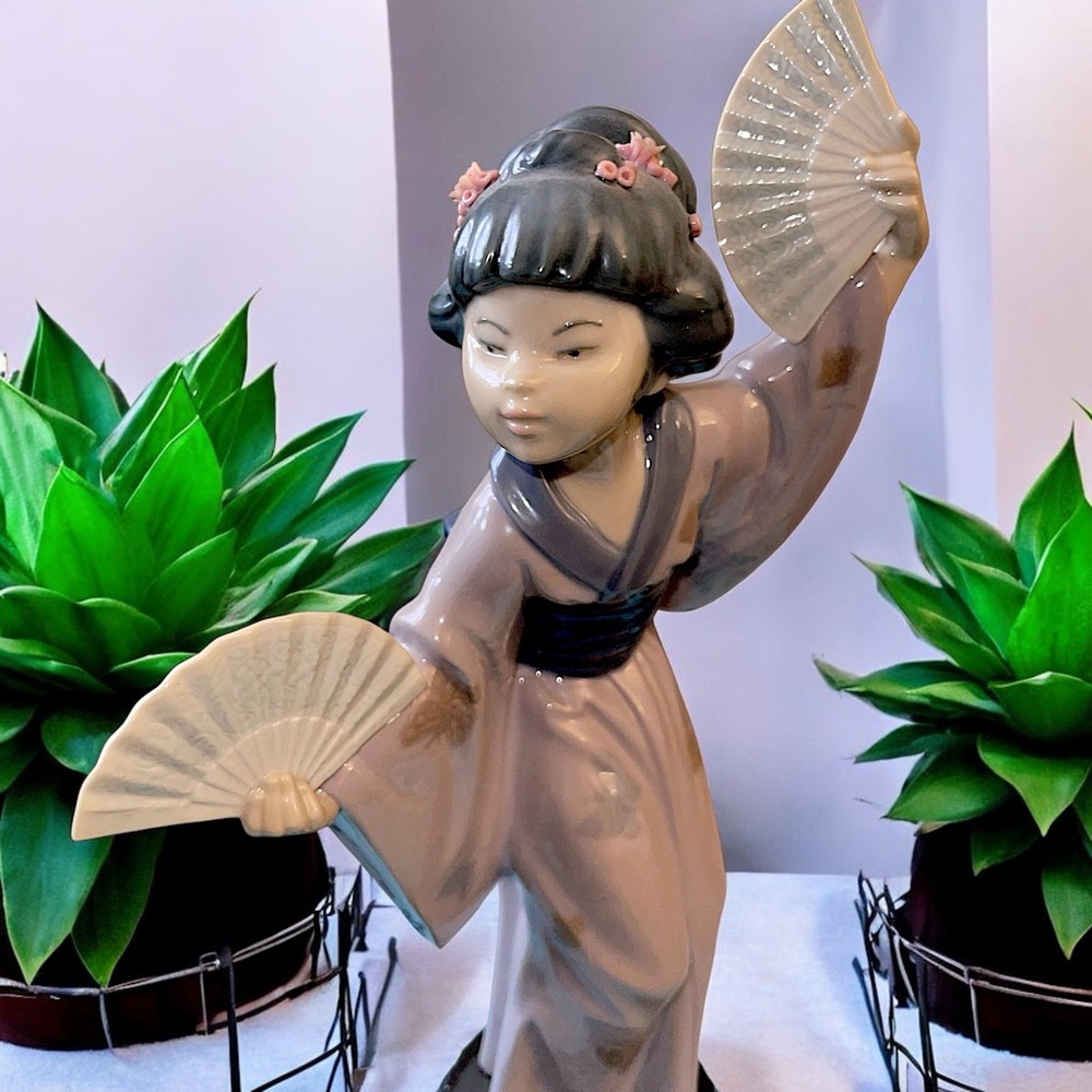 Retired Lladró Madame Butterfly - Japanese Girl With Fan Figurine #4991 - Picture 4 of 16